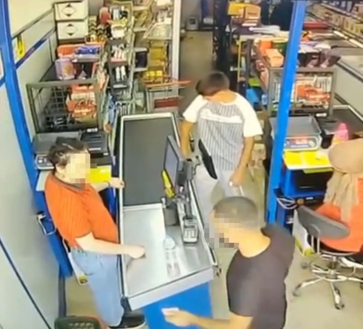 Marketin kadın kasiyerine yumruklu saldırı kamerada