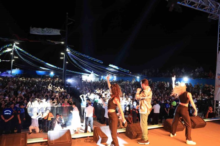 Ece Erken, Sinan Akçıl’ı konserinde yalnız bırakmadı