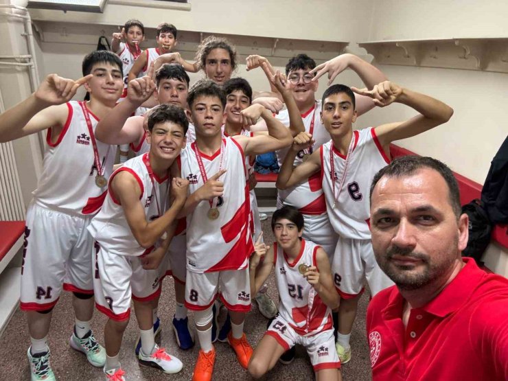 Basketbolda 2 şampiyon