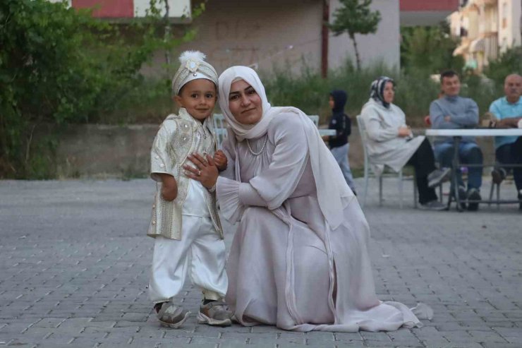 Asrın felaketinin simgesi olan bebeklerden Umut’a buruk sünnet düğünü