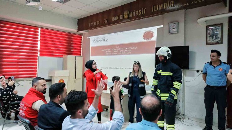 İşitme engelli bireylere yangın söndürme eğitimi