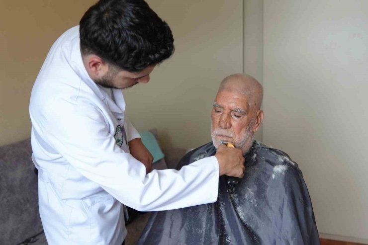 Gaziosmanpaşa’da "Evde Temizlik" ve "Evde Berber" hizmetleri yüzleri güldürüyor