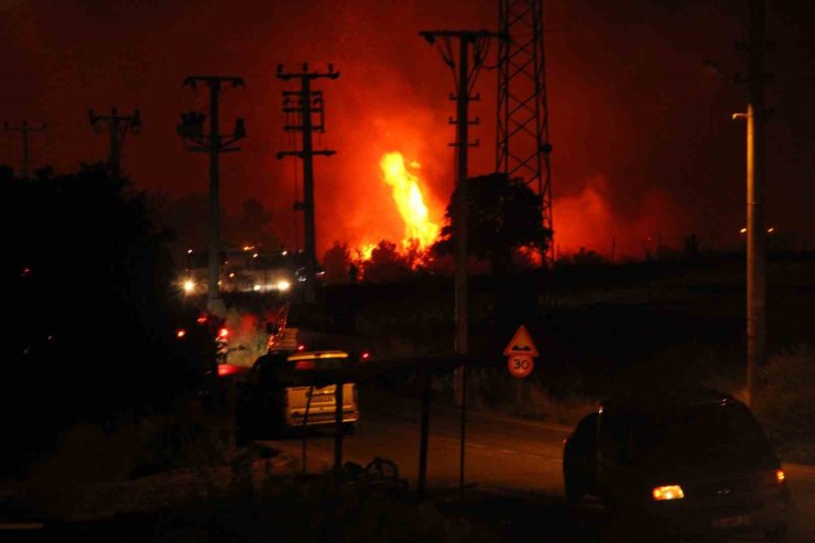 Buca’daki orman yangını yerleşim yerine ulaştı, vatandaşlar alevlere hortumlarla direndi