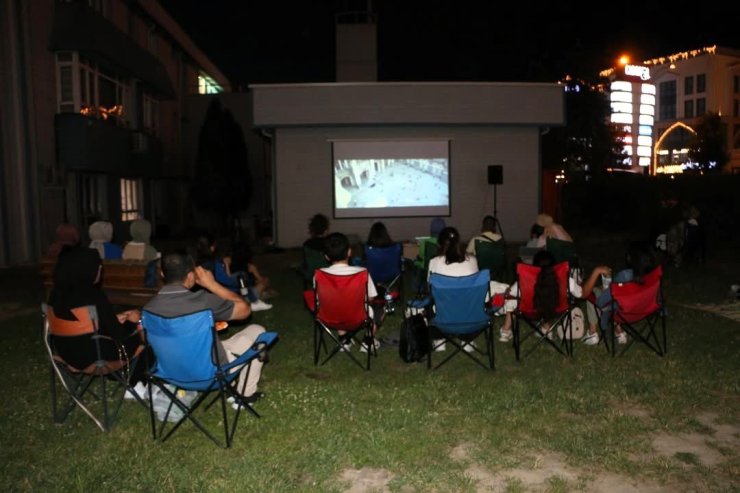 SUBÜ’de final sınavları sonrası açık havada sinema keyfi