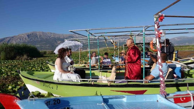 Nilüferler arasında unutulmaz nikah töreni