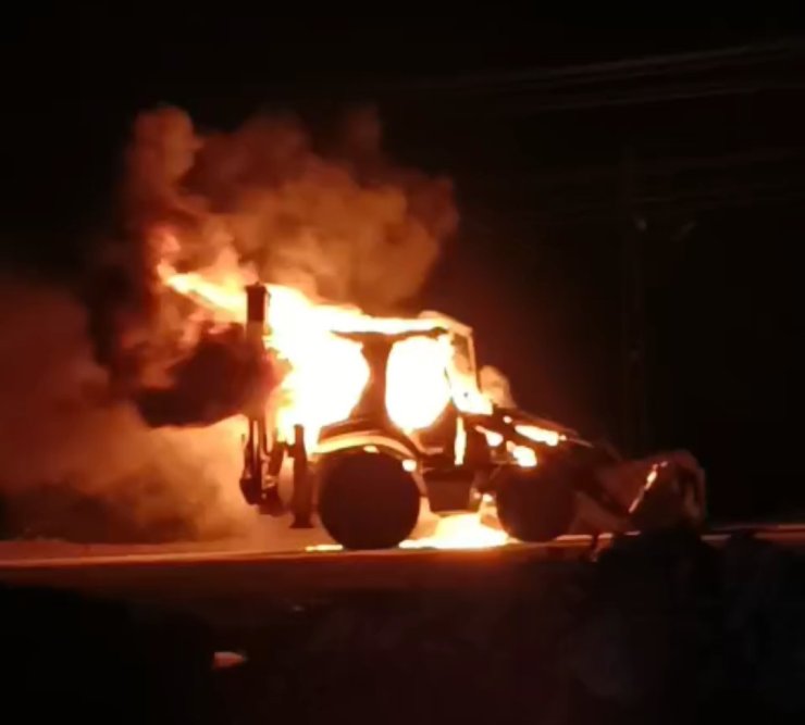 Erciş’te iş makinesi alev alev yandı