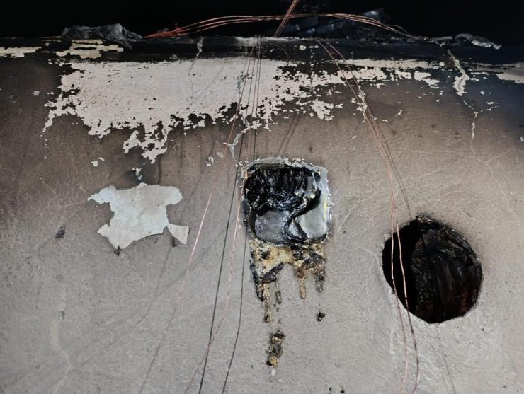 Cami lojmanında prizden yangın çıktı