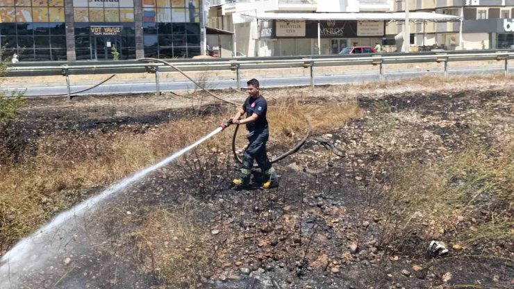 Manavgat’ta söndürülmeden atılan sigara sazlık yangınına neden oldu