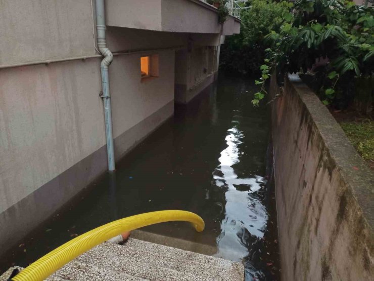 Atakum’da sağanak etkili oldu: Bodrum katları su bastı