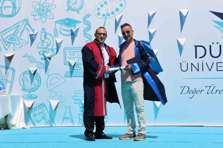 Mezun oldular kep fırlattılar