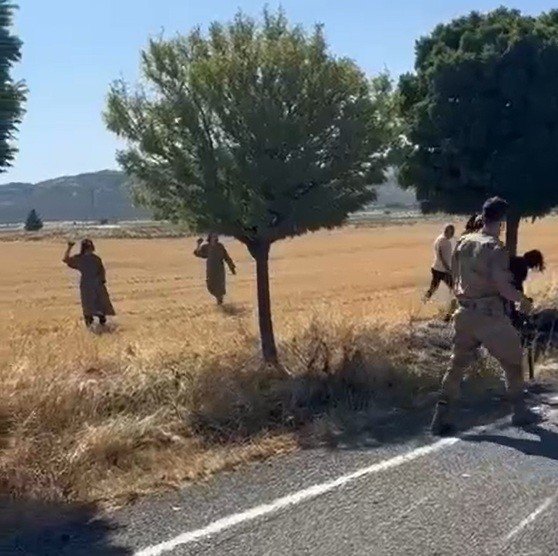 Gaziantep’te kaza yapan aracı kaldırmaya giden jandarmaya saldırdılar