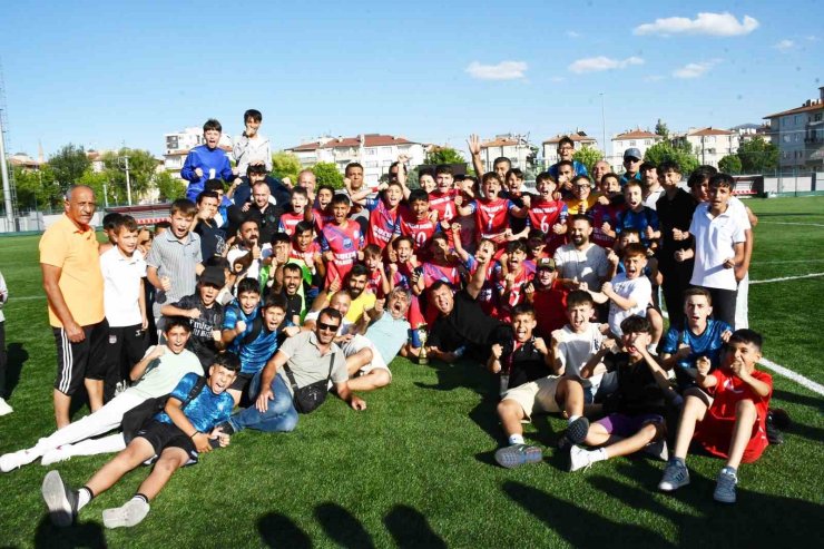 Zeki Akparlar FK, U13 Liginde şampiyon oldu