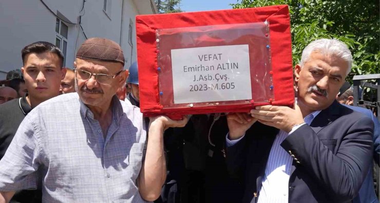 Yürek yakan veda: Oğlunun tabutunu omuzladı