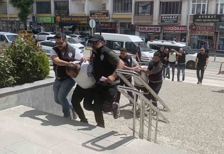 Cesedi gömülü halde bulunan şahsın cinayet zanlıları adliyeye sevk edildi