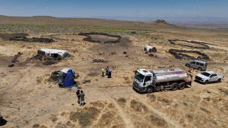 Diyarbakır’da yaylada kalan besicilerin hayvanlarına tankerlerle su taşınıyor