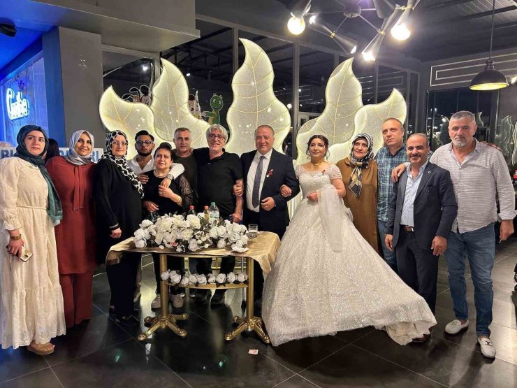 Liseli sınıf arkadaşları 34 yıl sonra karşılaştı, görüşme düğünle sonuçlandı