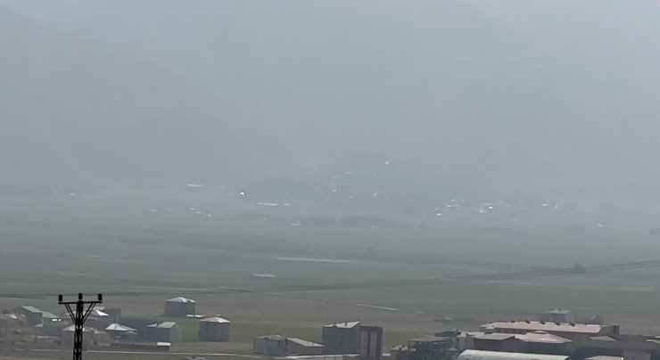 Çöl tozu Yüksekova’da etkili oldu