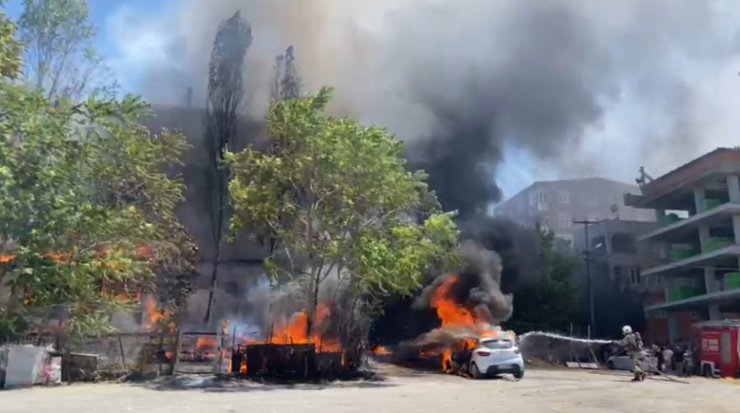 Küçükçekmece’de gecekonduda başlayan yangın otomobile sıçradı