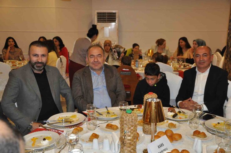 Kars’ta hakim ve savcılar veda yemeğinde bir araya geldi