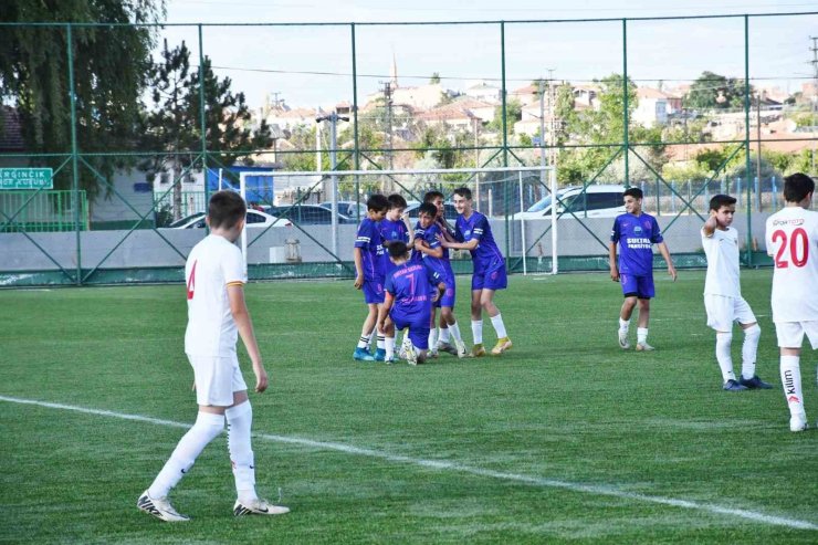 Zeki Akparlar FK, U12 Liginde de şampiyon oldu