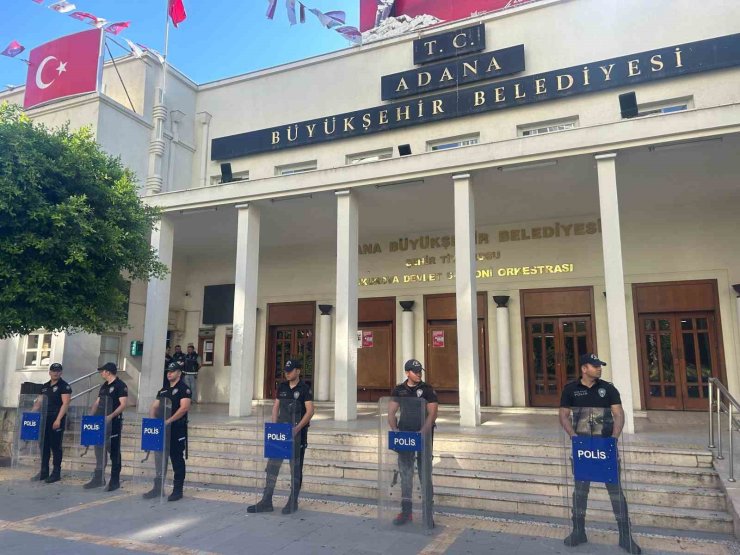Adana Büyükşehir Belediye Başkanı Karalar gözaltına alındı, belediyede arama başlatıldı
