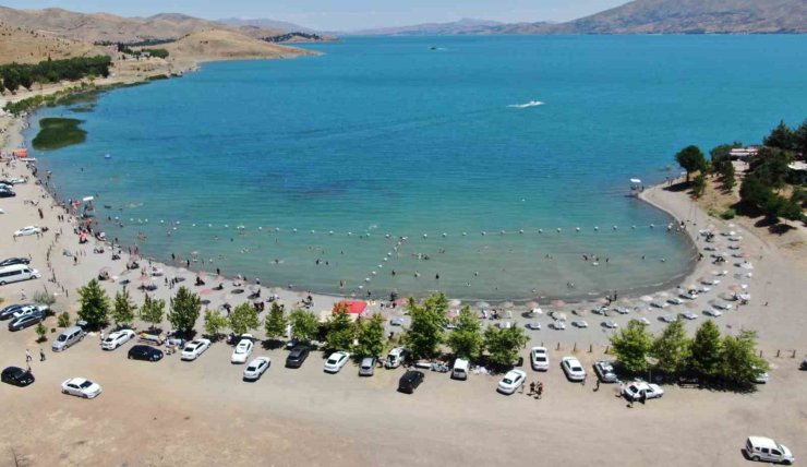 Tatilciler Ege sahillerini aratmayan Hazar Gölü’ne akın etti