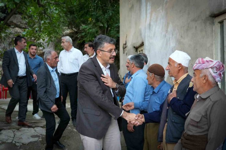 Vali Çelik, Şemdinli’ye bağlı köylerde yol çalışmalarını inceledi