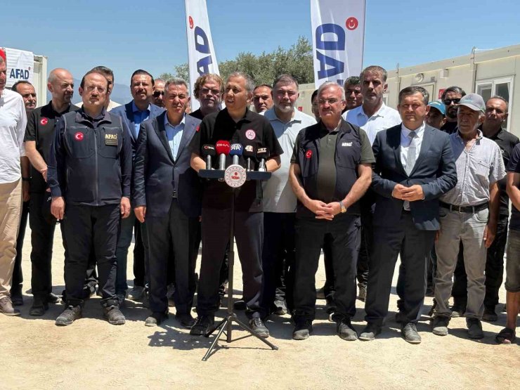 İçişleri Bakanı Yerlikaya, İzmir’de yanan köyleri ziyaret etti