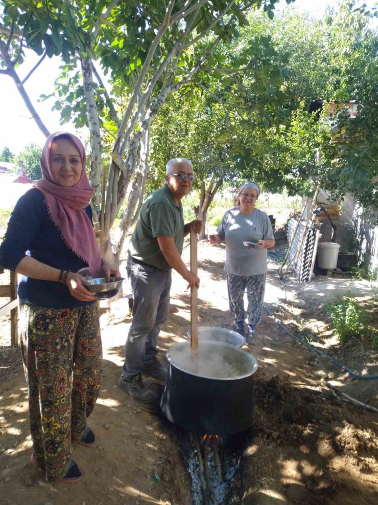 Evlerde aşure kazanları bolluk ve bereket için kaynıyor