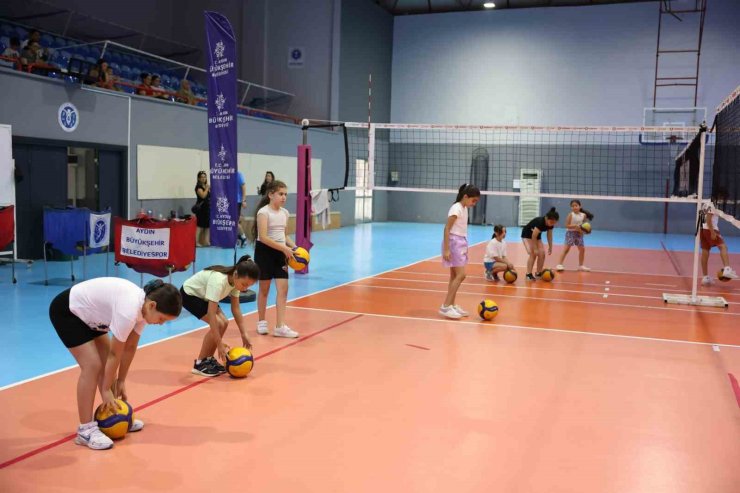 Başkan Çerçioğlu, minik sporcuları voleybolla buluşturuyor