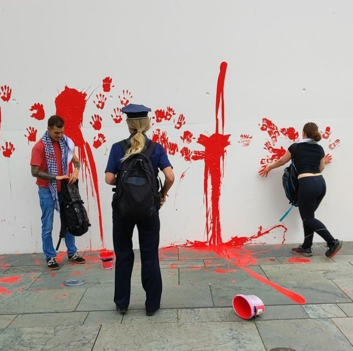 Almanya’da Filistin destekçileri başbakanlık binasını kırmızıya boyadı