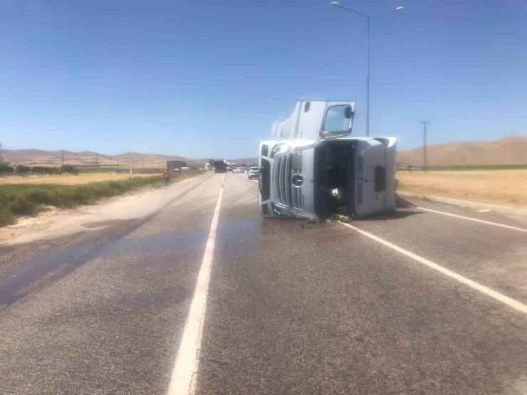 Malatya’da tanker devrildi: 1 kişi yaralandı