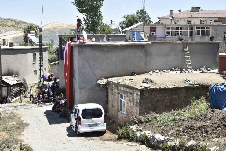 Mutki’de şehidin evine Türk bayrağı asıldı