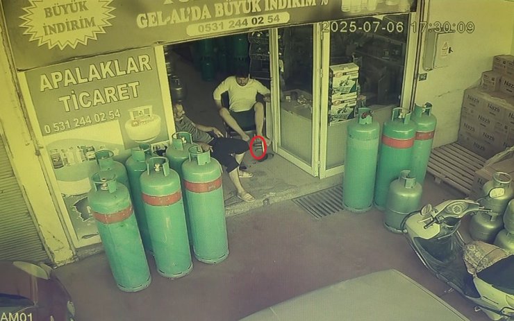 Dükkana giren yılan, esnafı sokağa fırlattı