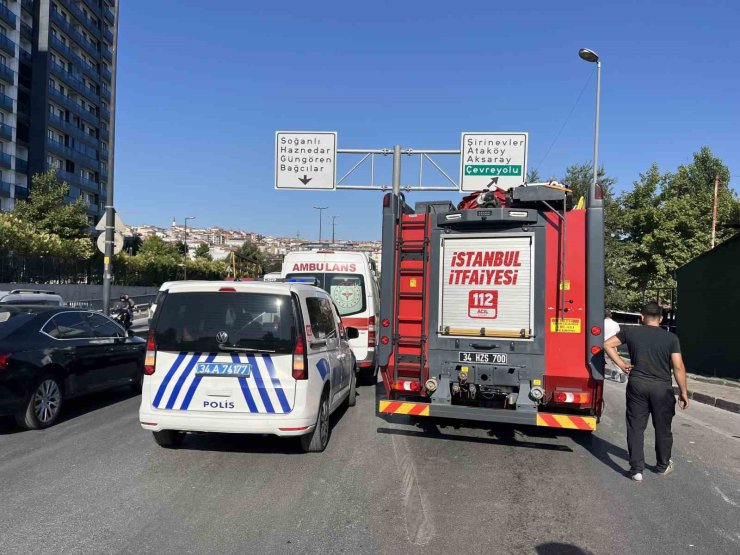 Araca yaslanarak arkadaşıyla konuşan şahsa otomobil çarptı