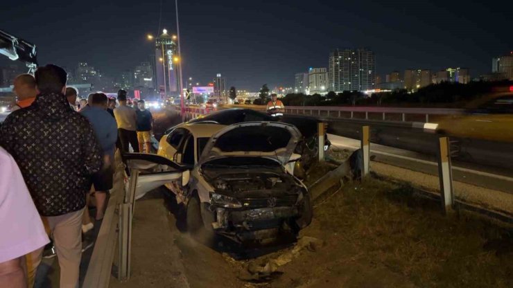 Makas atan araç kazaya sebep oldu: 2 otomobil yol ayrımındaki boşluğa düştü