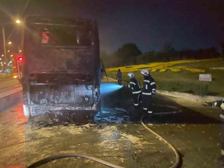 Tur otobüsü alevlerin içerisinde kaldı