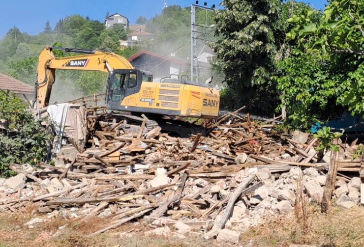 Gölcük’te riskli binalar yıkılıyor