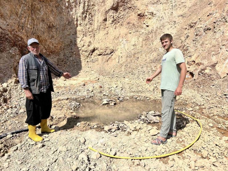 Son 65 yılın en kurak yılının yaşandığı kentte depremle kuruyan kuyudan çıkan suyu sevinçle karşıladılar