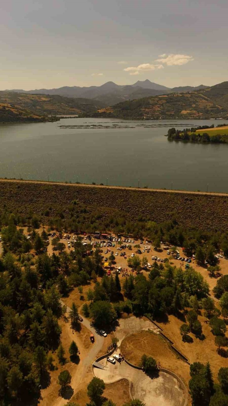 Görsel şölen sunan Derbent Barajı, doğaseverlerin yeni gözdesi oldu