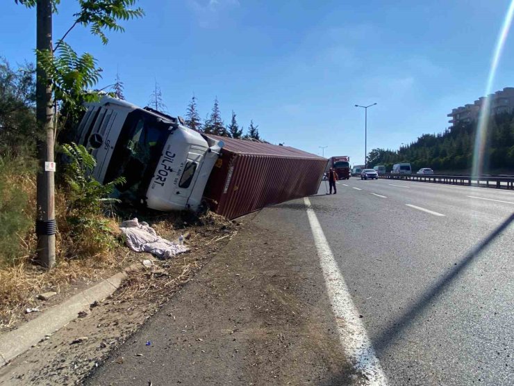 TEM otoyolunda tır devrildi, sürücü hafif yaralandı