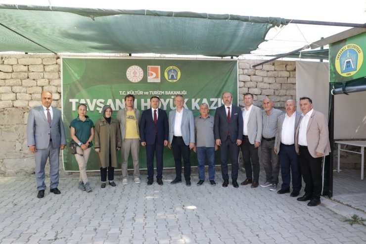 Vali Musa Işın, Tavşanlı Höyük Kazı Evi’ni ziyaret ederek incelemelerde bulundu