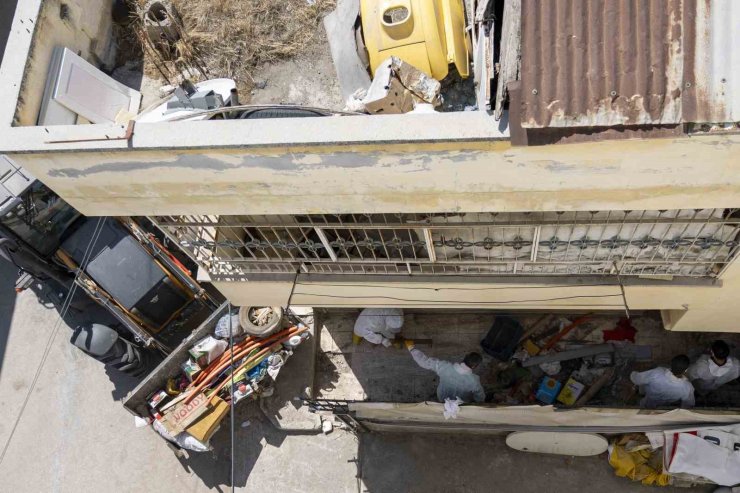 Mersin’de çöp ev temizlendi, 10 kamyon çöp çıkarıldı