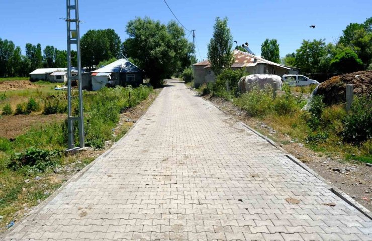 Ağrı’nın Eliaçık köyünde 7 bin metrekare kilit parke çalışması tamamlandı