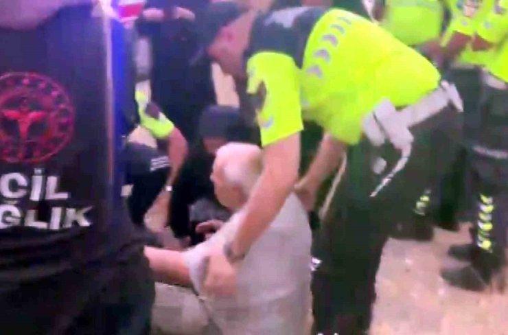 Otoyolda aracını ve eşini bırakıp ortadan kayboldu