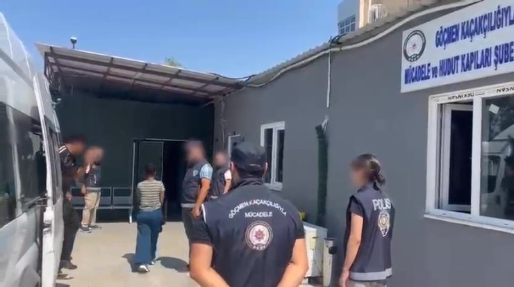 Kamerunlu göçmen kaçakçısı yurt dışına çıkarmaya çalıştığı 11 kişiyle yakalandı