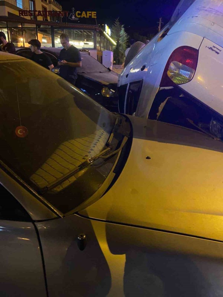 Elazığ’da takla atan otomobil, park halindeki araçlara çarptı