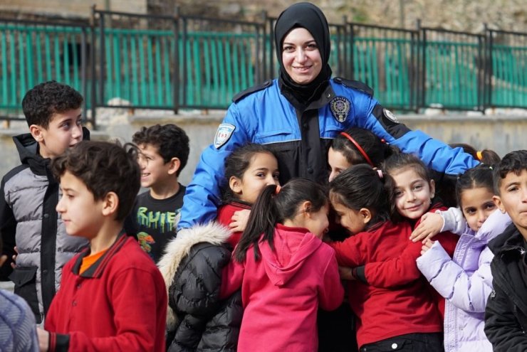 Trabzonlu kadın polis Hakkari’ye veda etti
