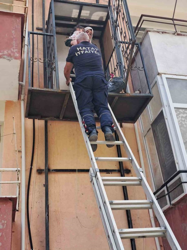 Binanın dışındaki asansörde mahsur kalan anne ve çocuğu itfaiye kurtardı