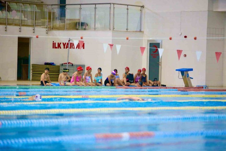 Kepez Belediyesi, 7’den 70’e yüzme eğitimi veriyor